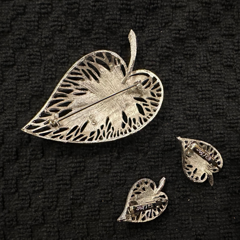 Vintage Coro Silver Textured Leaf Brooch and Clip On Earring Set - Picture 2 of 4